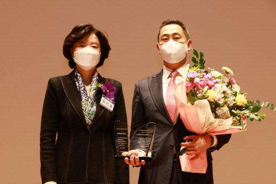 현대캐피탈은 지난 3일 한국기업지배구조원 주최 '2021년 ESG 우수기업 시상식'에서 금융사 부문 '지배구조 우수기업'으로 선정됐다고 6일 밝혔다. 사진은 목진원 대표이사(오른쪽)과 심인숙 한국기업지배구조원 원장이 기념촬영을 하고 있는 모습. <현대캐피탈 제공>